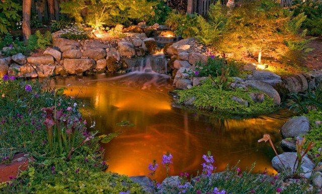 10 manieren om licht toe te voegen aan de schaduwrijke hoeken van de tuin. Foto