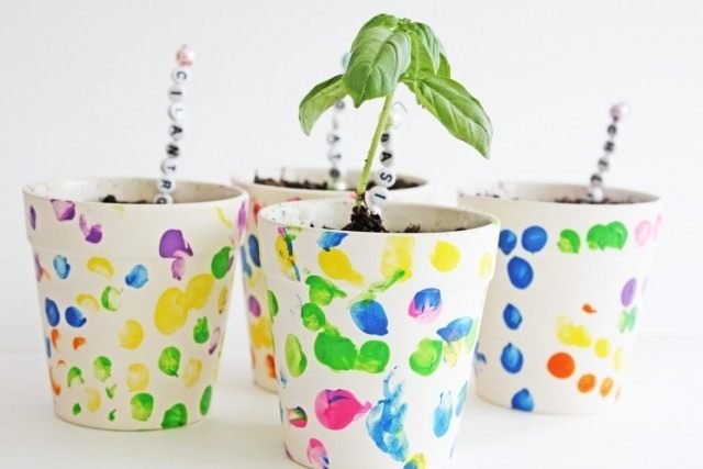 10 eenvoudige manieren om bloempotten te versieren. DIY jet decoratie. Foto