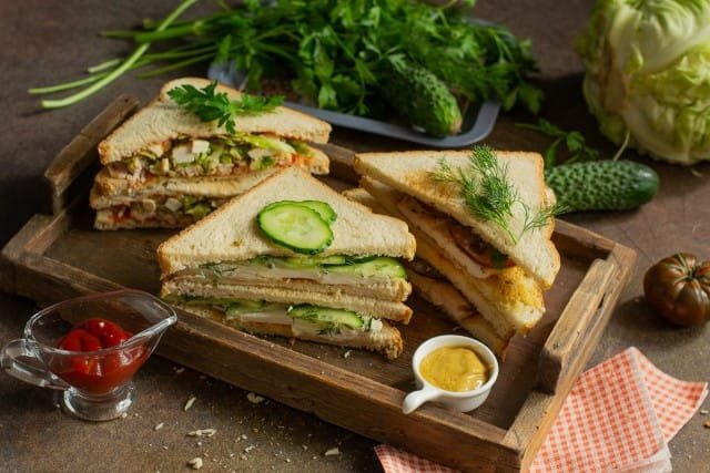 3 heerlijke sandwich: met komkommer, met kip, met kool en vlees. Stap -By -stap Recept met foto