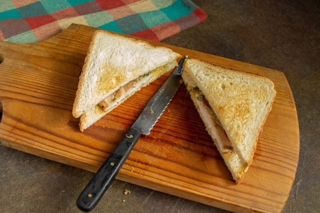 3 heerlijke sandwich: met komkommer, met kip, met kool en vlees. Stap -By -stap Recept met foto