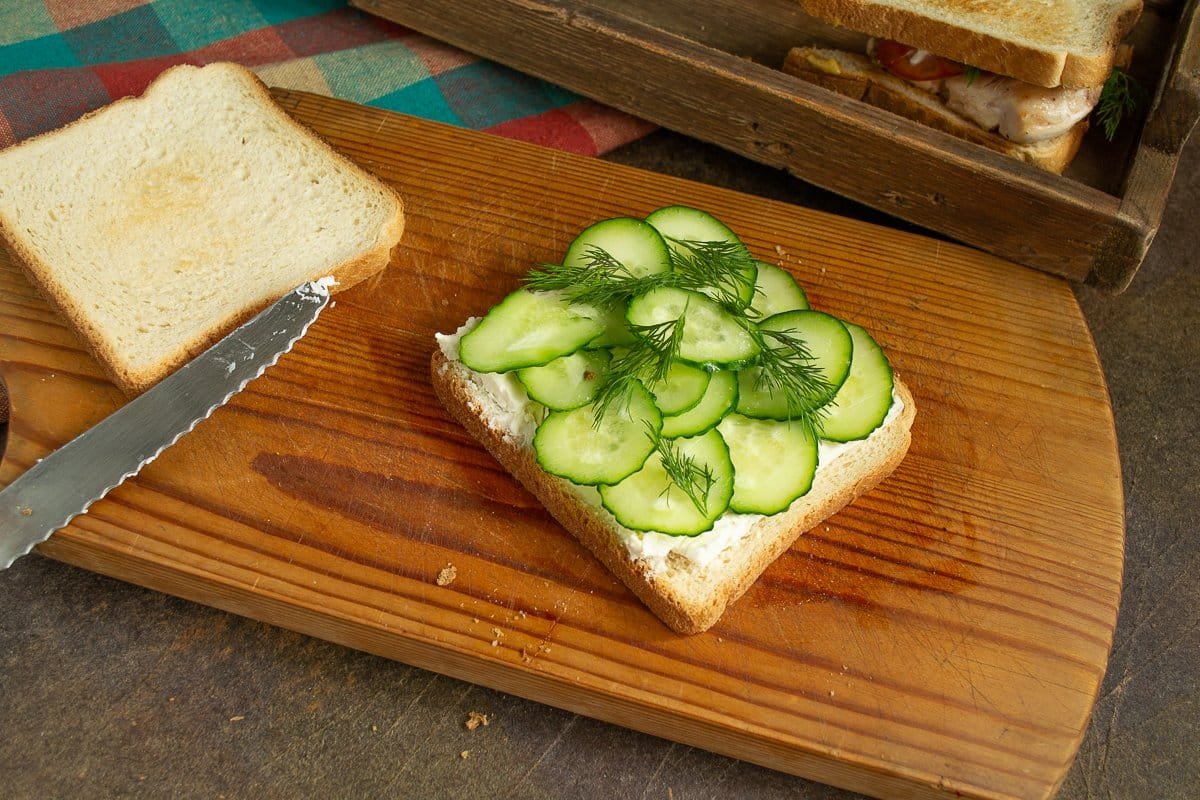 3 heerlijke sandwich: met komkommer, met kip, met kool en vlees. Stap -By -stap Recept met foto