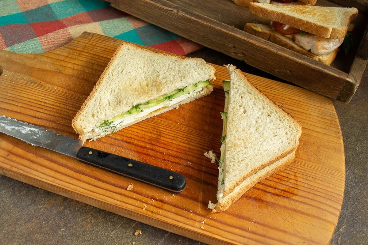 3 heerlijke sandwich: met komkommer, met kip, met kool en vlees. Stap -By -stap Recept met foto