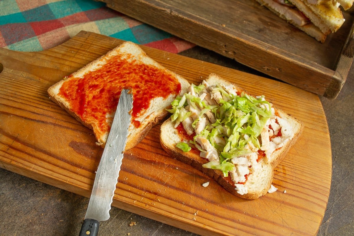 3 heerlijke sandwich: met komkommer, met kip, met kool en vlees. Stap -By -stap Recept met foto