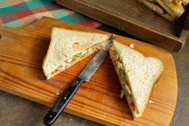 3 heerlijke sandwich: met komkommer, met kip, met kool en vlees. Stap -By -stap Recept met foto