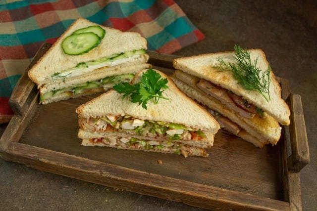 3 heerlijke sandwich: met komkommer, met kip, met kool en vlees. Stap -By -stap Recept met foto