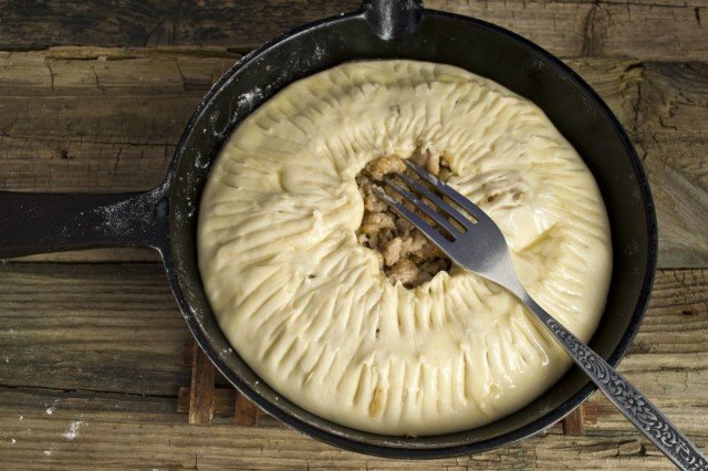 Engelse taart met aardappelen en vlees. Stap -By -stap Recept met foto