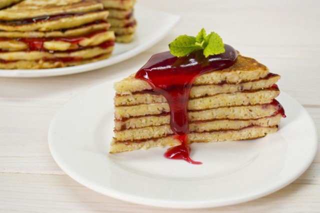 Een pannenkoekcake bij een yoghurt met frambozengelei. Stap -By -stap Recept met foto