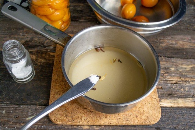 Abrikozen in siroop zijn een geurige abrikozencompote met kardemom. Stap -By -stap Recept met foto