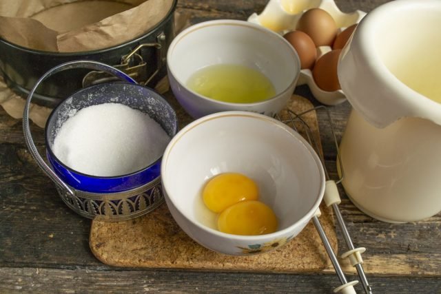 Arachis -cake met rozijnen is eenvoudig en vochtig. Stap -By -stap Recept met foto