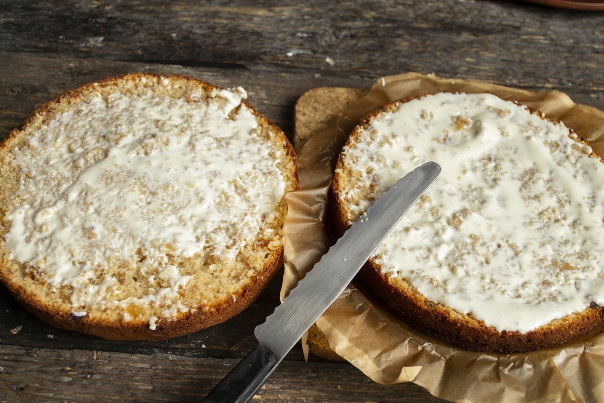 Arachis -cake met rozijnen is eenvoudig en vochtig. Stap -By -stap Recept met foto