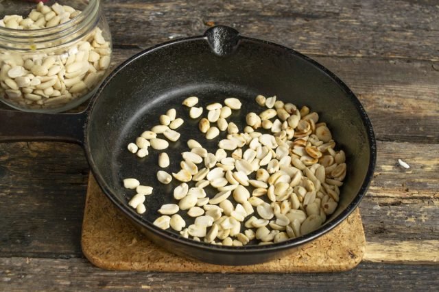 Arachis -cake met rozijnen is eenvoudig en vochtig. Stap -By -stap Recept met foto