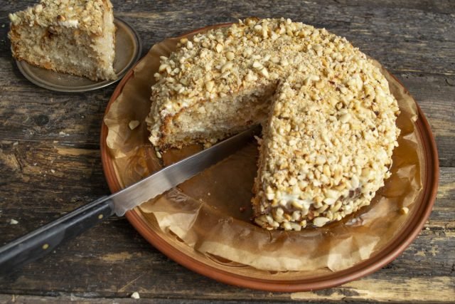 Arachis -cake met rozijnen is eenvoudig en vochtig. Stap -By -stap Recept met foto