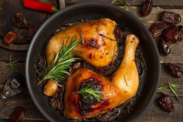 Geurige kip met rozemarijn en datums in de oven. Stap -By -stap Recept met foto