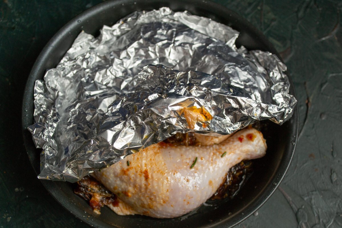Geurige kip met rozemarijn en datums in de oven. Stap -By -stap Recept met foto