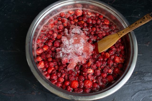 Geurige Jamber van aardbeien met banaan en honing. Stap -By -stap Recept met foto