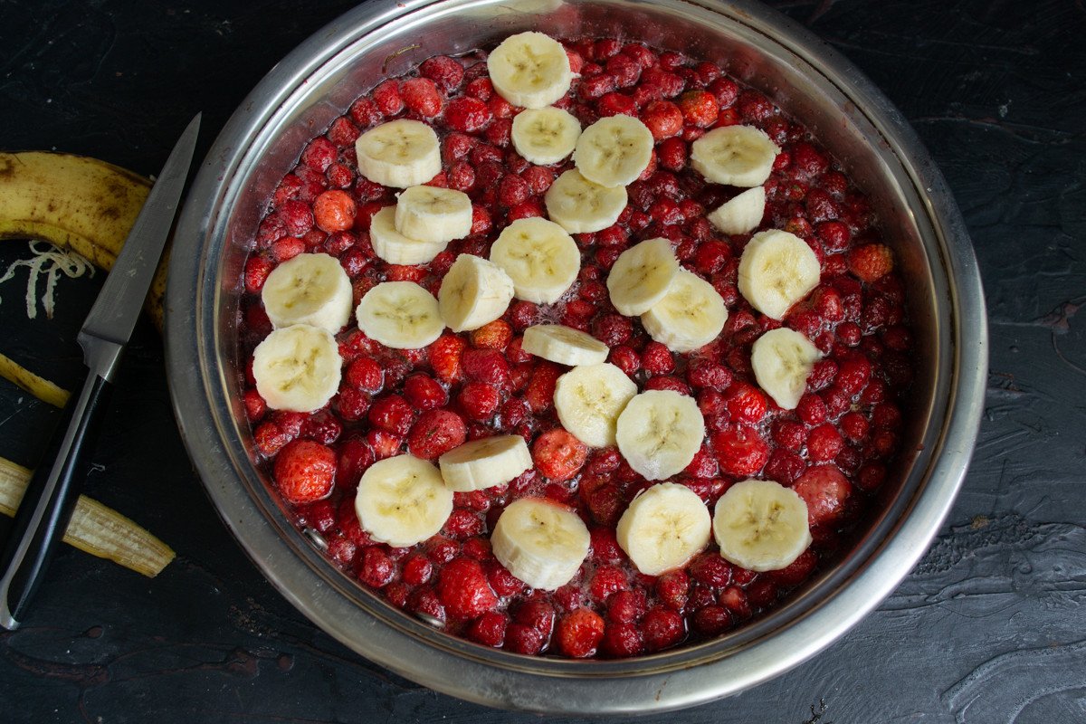 Geurige Jamber van aardbeien met banaan en honing. Stap -By -stap Recept met foto