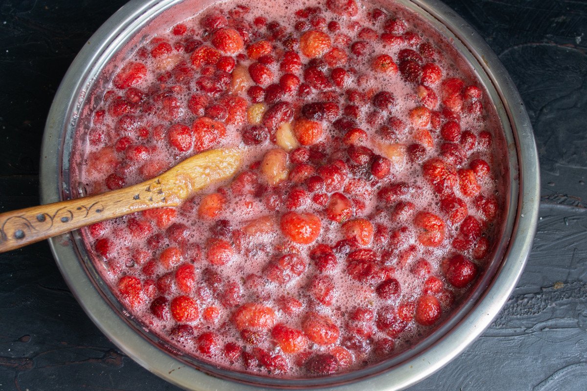 Geurige Jamber van aardbeien met banaan en honing. Stap -By -stap Recept met foto