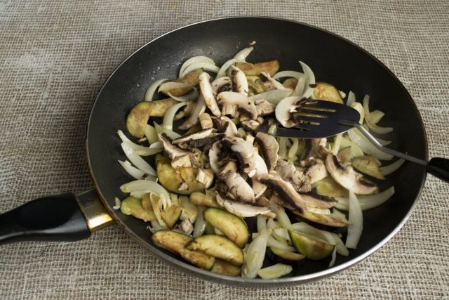 Geurige kippenworsten in saus met champignons en aubergine. Stap -By -stap Recept met foto