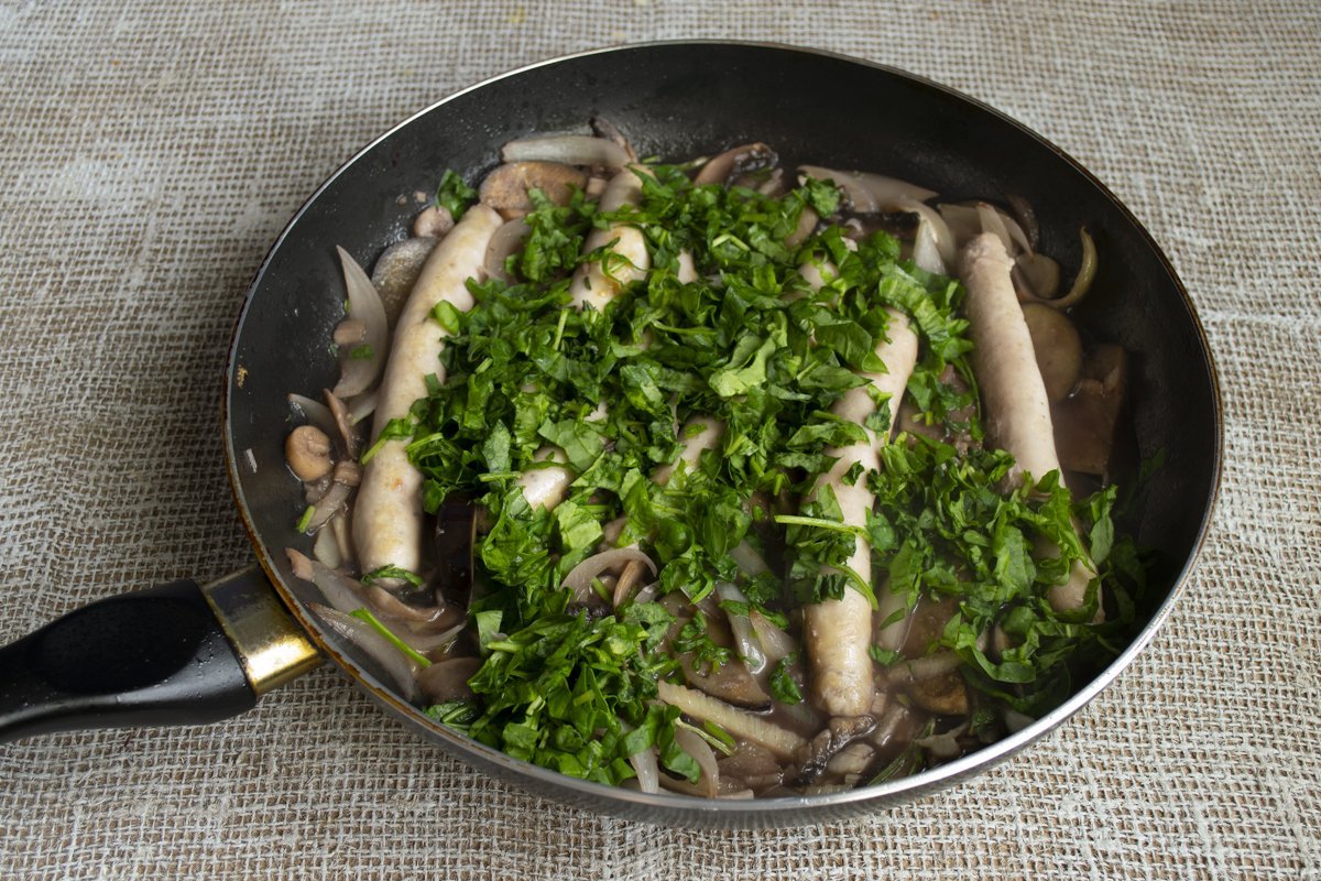 Geurige kippenworsten in saus met champignons en aubergine. Stap -By -stap Recept met foto