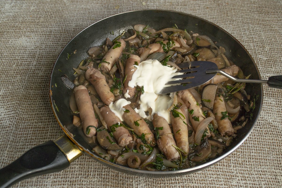 Geurige kippenworsten in saus met champignons en aubergine. Stap -By -stap Recept met foto