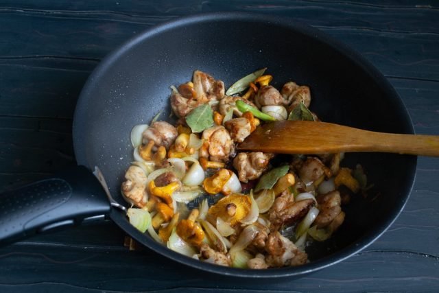 Geurige aardappelen gestoofd met champignons en kip. Stap -By -stap Recept met foto