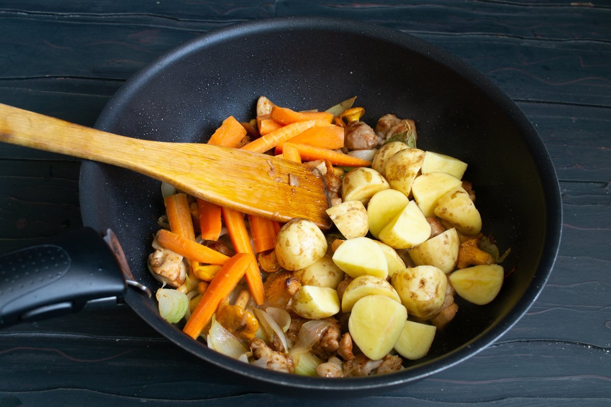 Geurige aardappelen gestoofd met champignons en kip. Stap -By -stap Recept met foto