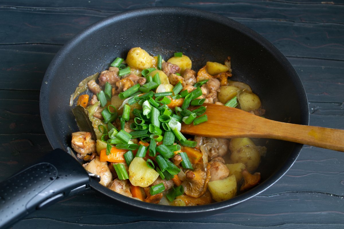 Geurige aardappelen gestoofd met champignons en kip. Stap -By -stap Recept met foto