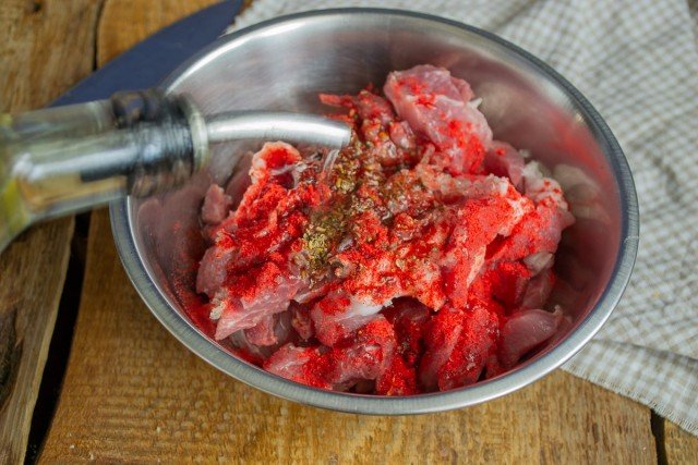 Geurige kikkererwten met vlees onder kaassaus. Stap -By -stap Recept met foto
