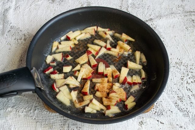Een geurige taart van bladerdeeg met cottage -kaas, appel en kaneel. Stap -By -stap Recept met foto