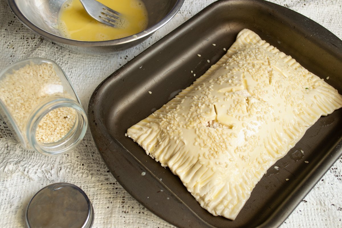 Een geurige taart van bladerdeeg met cottage -kaas, appel en kaneel. Stap -By -stap Recept met foto