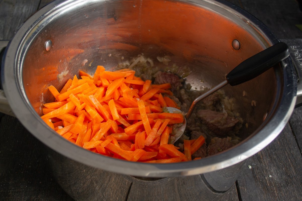 Geurige pilaf met kweepeer en rundvlees. Stap -By -stap Recept met foto