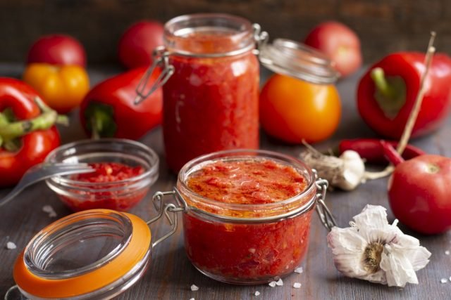 Geurige sauzen van Satsepa van tomaten met peper. Stap -By -stap Recept met foto