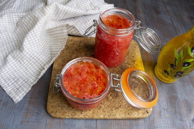 Geurige sauzen van Satsepa van tomaten met peper. Stap -By -stap Recept met foto