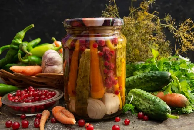 Diverse groenten “tuin” met rode bessen. Stap-By-stap Recept met foto, Kaleyard Diverse groenten "tuin" met rode bessen. Stap-By-stap Recept met foto