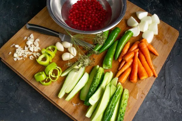 Diverse groenten “tuin” met rode bessen. Stap-By-stap Recept met foto, Kaleyard Diverse groenten "tuin" met rode bessen. Stap-By-stap Recept met foto