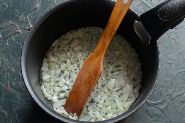 Witte saus voor vis met gekookte eieren. Stap -By -stap Recept met foto