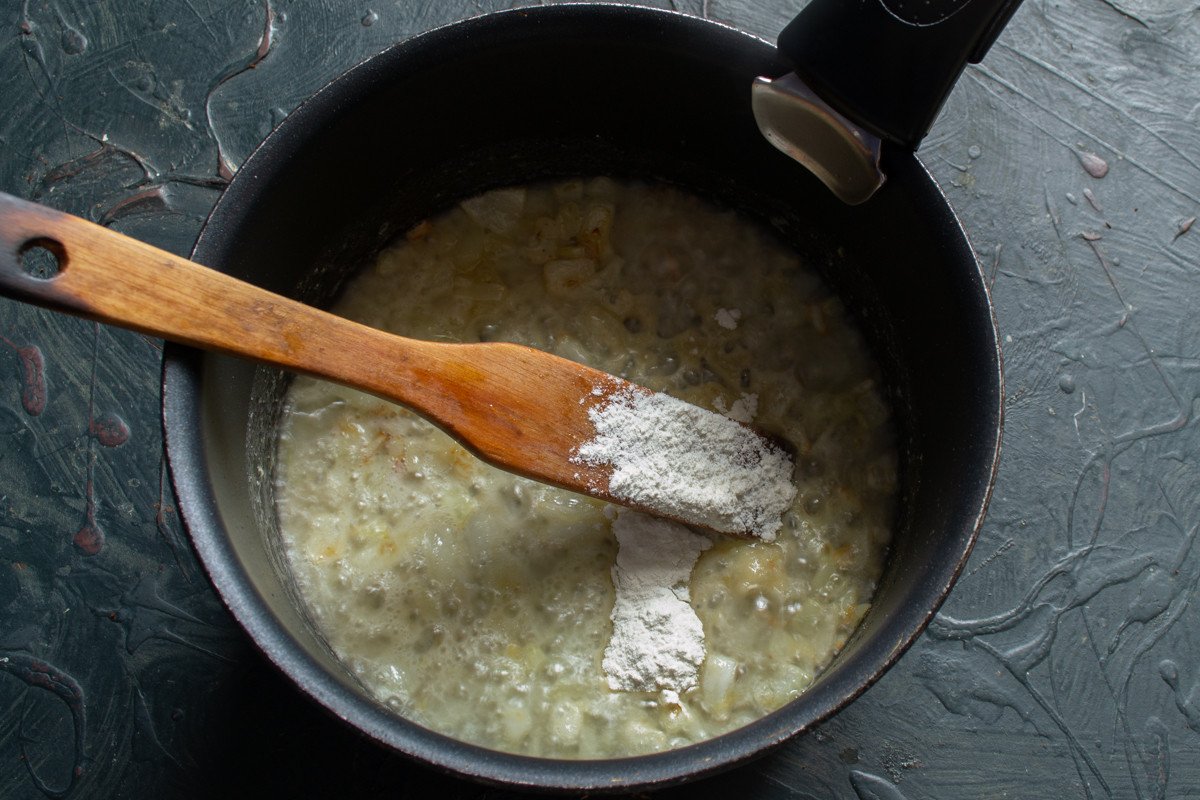 Witte saus voor vis met gekookte eieren. Stap -By -stap Recept met foto