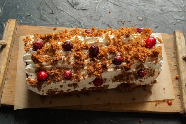 Koekrol met slagroom. Stap -By -stap Recept met foto