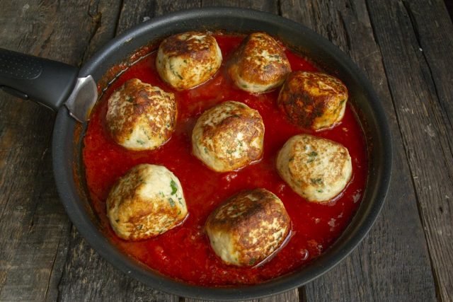 Grote kip gehaktballetjes in tomatensaus in het Italiaans. Stap -By -stap Recept met foto