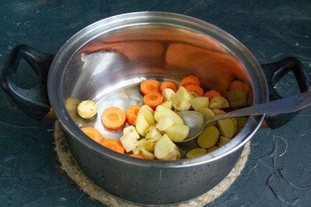 Borsch zonder kool is lekker en eenvoudig. Stap -By -stap Recept met foto