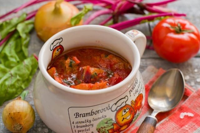 Borsch met vlees en rode biet top. Stap -By -stap Recept met foto