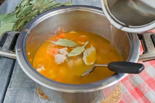 Borsch met vlees en rode biet top. Stap -By -stap Recept met foto