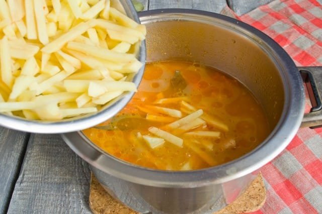 Borsch met vlees en rode biet top. Stap -By -stap Recept met foto