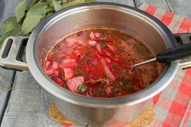 Borsch met vlees en rode biet top. Stap -By -stap Recept met foto