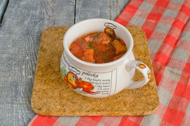 Borsch met vlees en rode biet top. Stap -By -stap Recept met foto