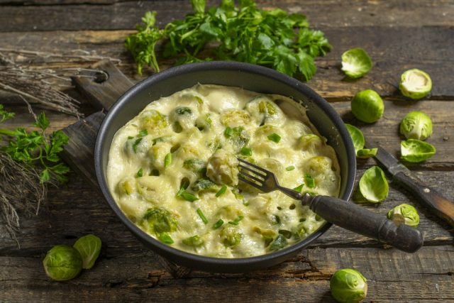 Brussel Kool in een romige saus onder een kaaskorst. Stap -By -stap Recept met foto