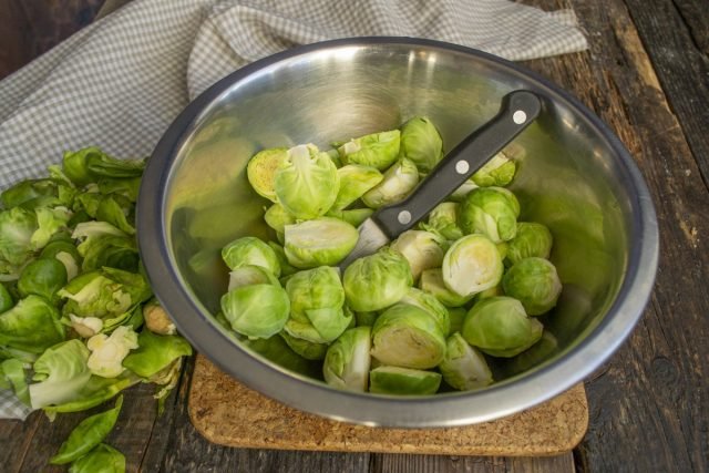 Brussel Kool in een romige saus onder een kaaskorst. Stap -By -stap Recept met foto