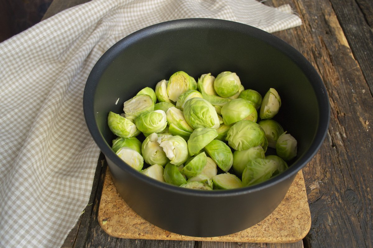 Brussel Kool in een romige saus onder een kaaskorst. Stap -By -stap Recept met foto