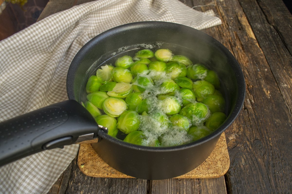 Brussel Kool in een romige saus onder een kaaskorst. Stap -By -stap Recept met foto