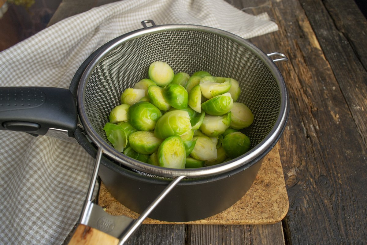 Brussel Kool in een romige saus onder een kaaskorst. Stap -By -stap Recept met foto